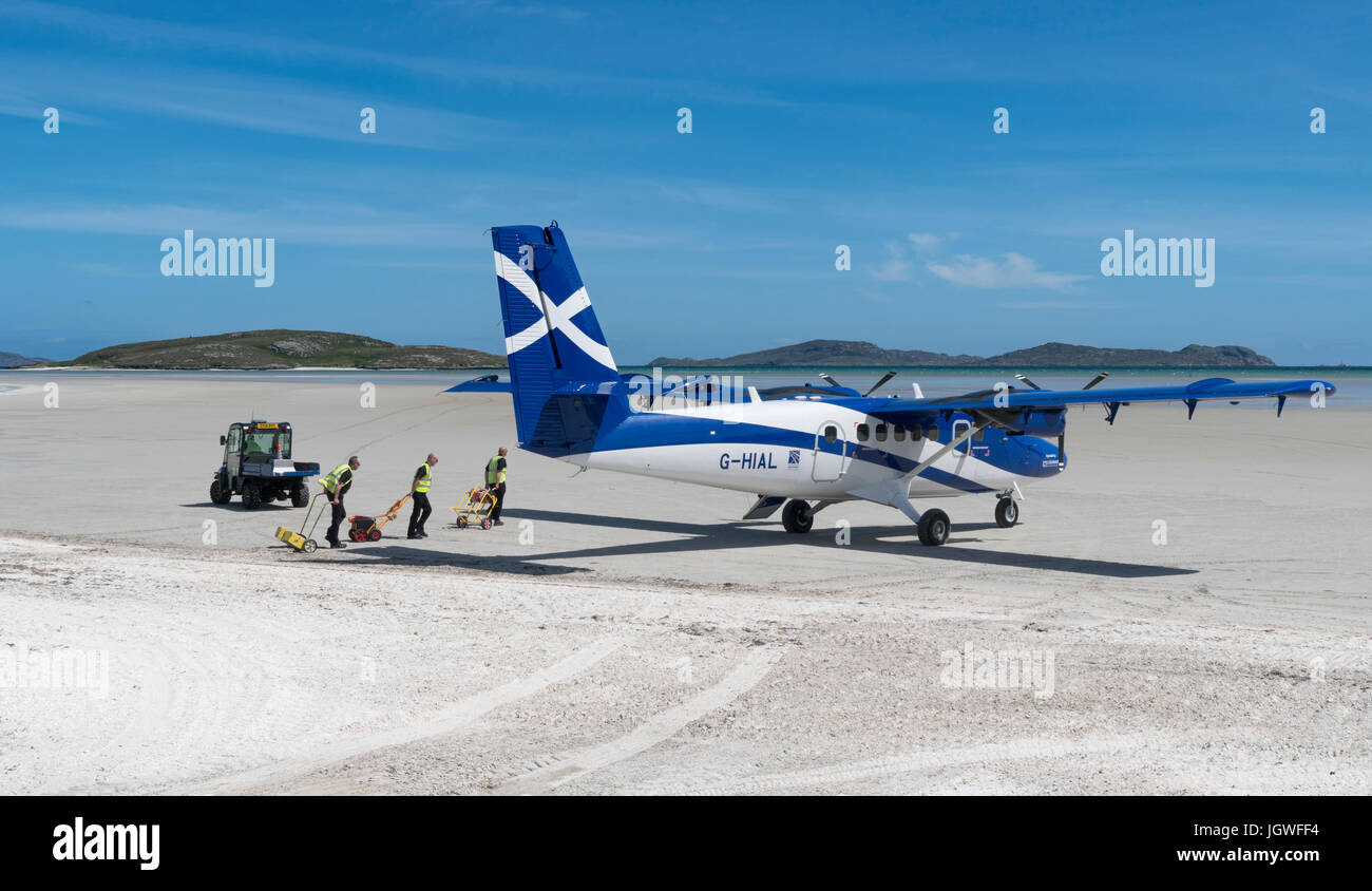 La preparazione di aeromobile per il decollo, Barra Airport Foto Stock