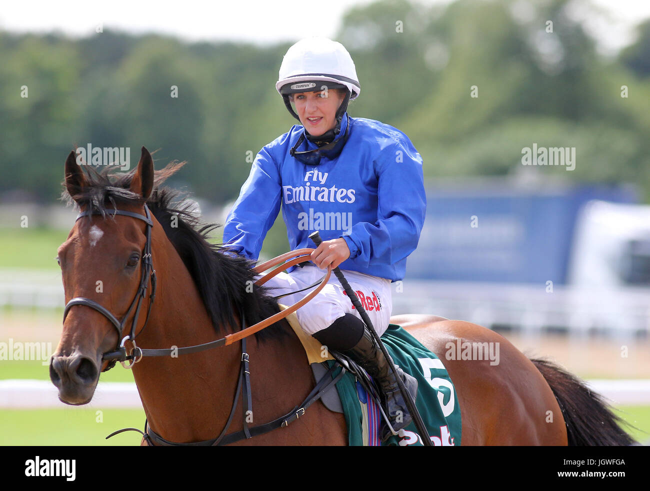 Jockey Josephine Gordon sul paesaggio naturale dopo arrivando secondo nel Stobart Rail piastra Northumberland Handicap Foto Stock