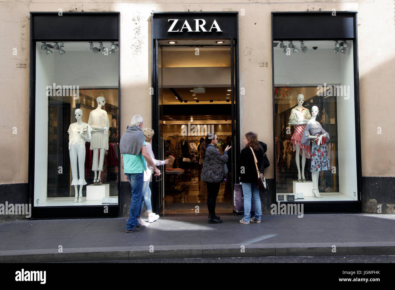Zara entrata dello store, pedoni a piedi passato del zara store in Italia,  Roma Foto stock - Alamy