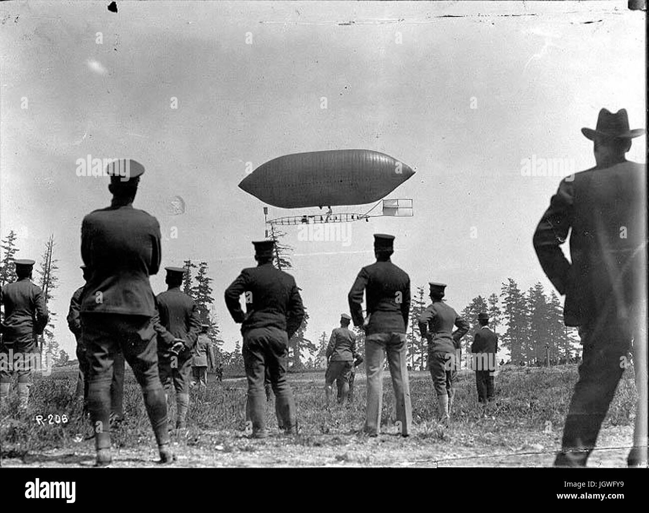Alaska-Yukon-Pacific Exposition a Seattle, 1909 - Pallone dirigibile in volo sopra i soldati camp Foto Stock