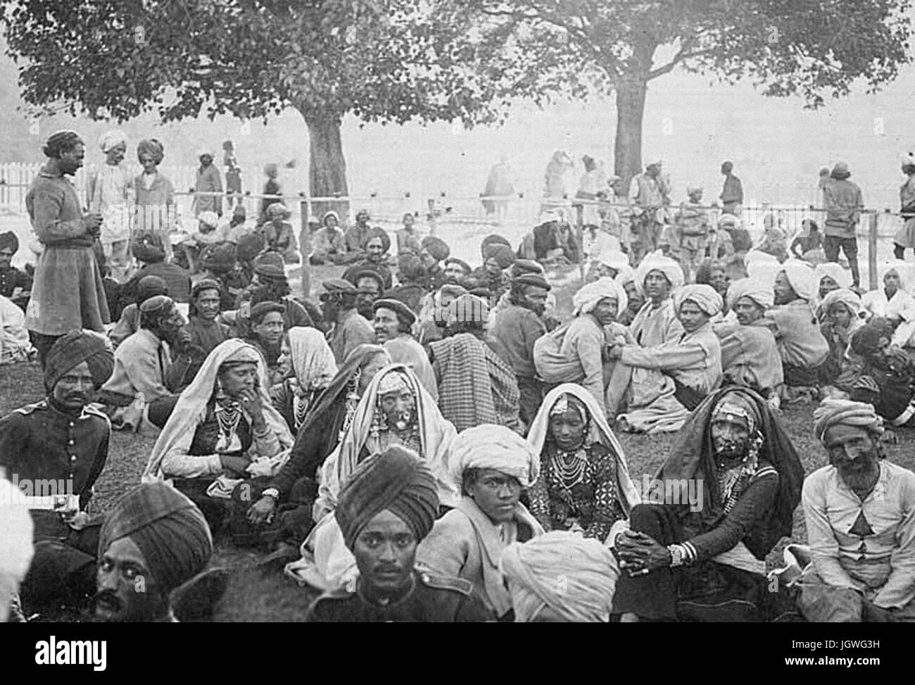 Grande gruppo di Indiani gli uomini e le donne, compresi i soldati in uniforme, Chamba, India Foto Stock