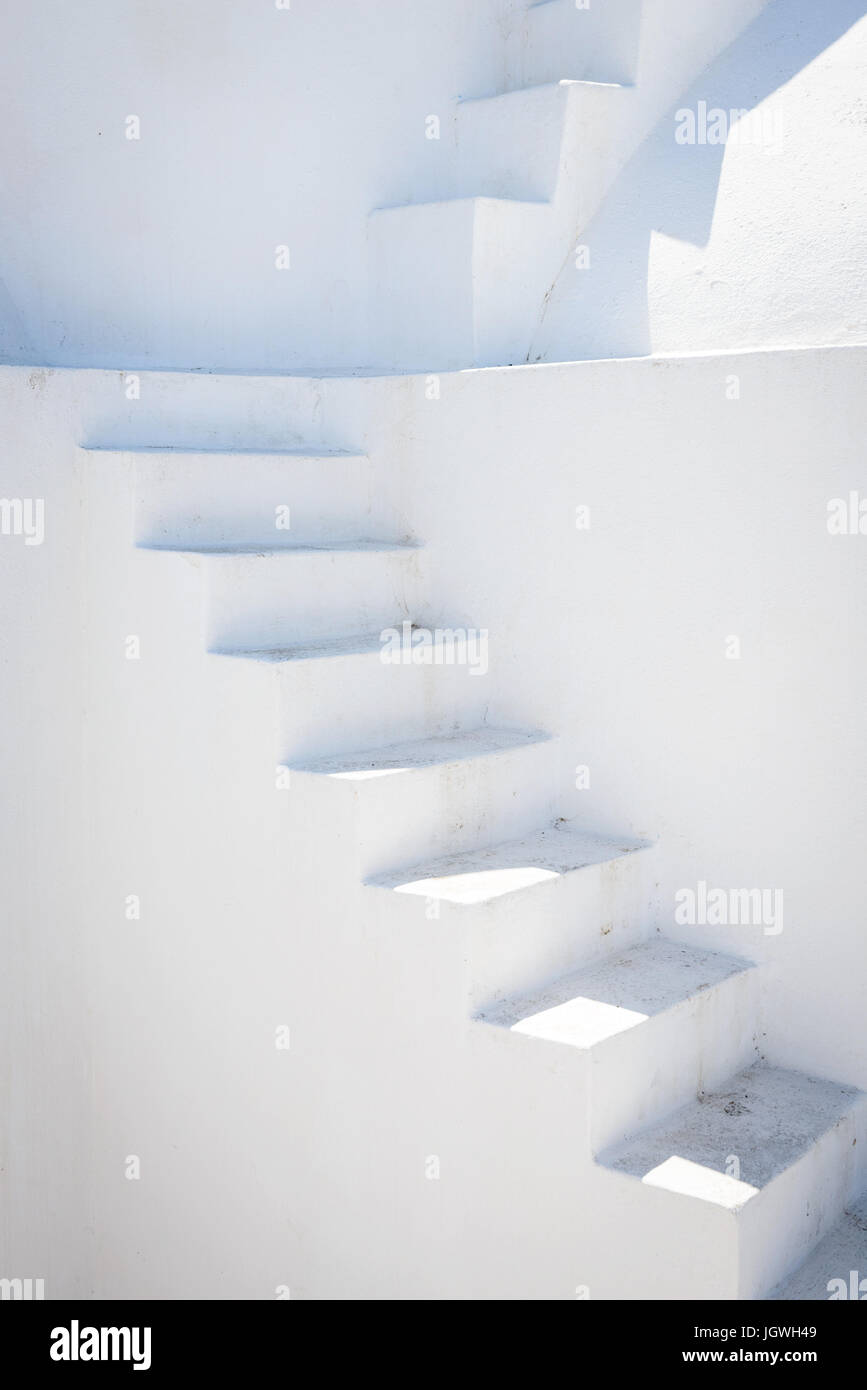 Edificio bianco con scalinata, cielo blu in background, Santorini, Grecia Foto Stock