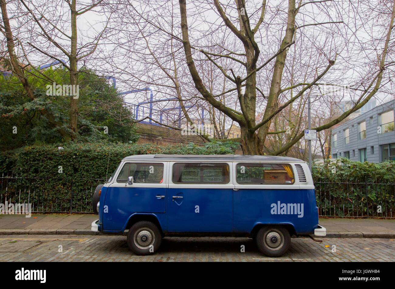 Il vecchio hippy Volkswagen van dagli anni settanta Foto Stock