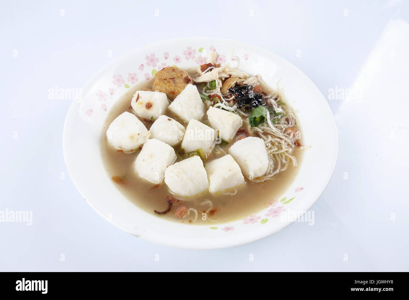 Soto tagliatelle cibo indonesiano sfondo isolato Foto Stock