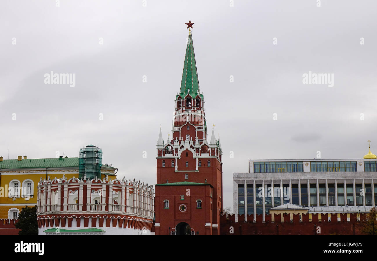 Una torre rossa si trova presso il Cremlino nella piazza Rossa di Mosca, Russia. Mosca è un grande politico, economico, culturale, scientifico e centro della Russia. Foto Stock