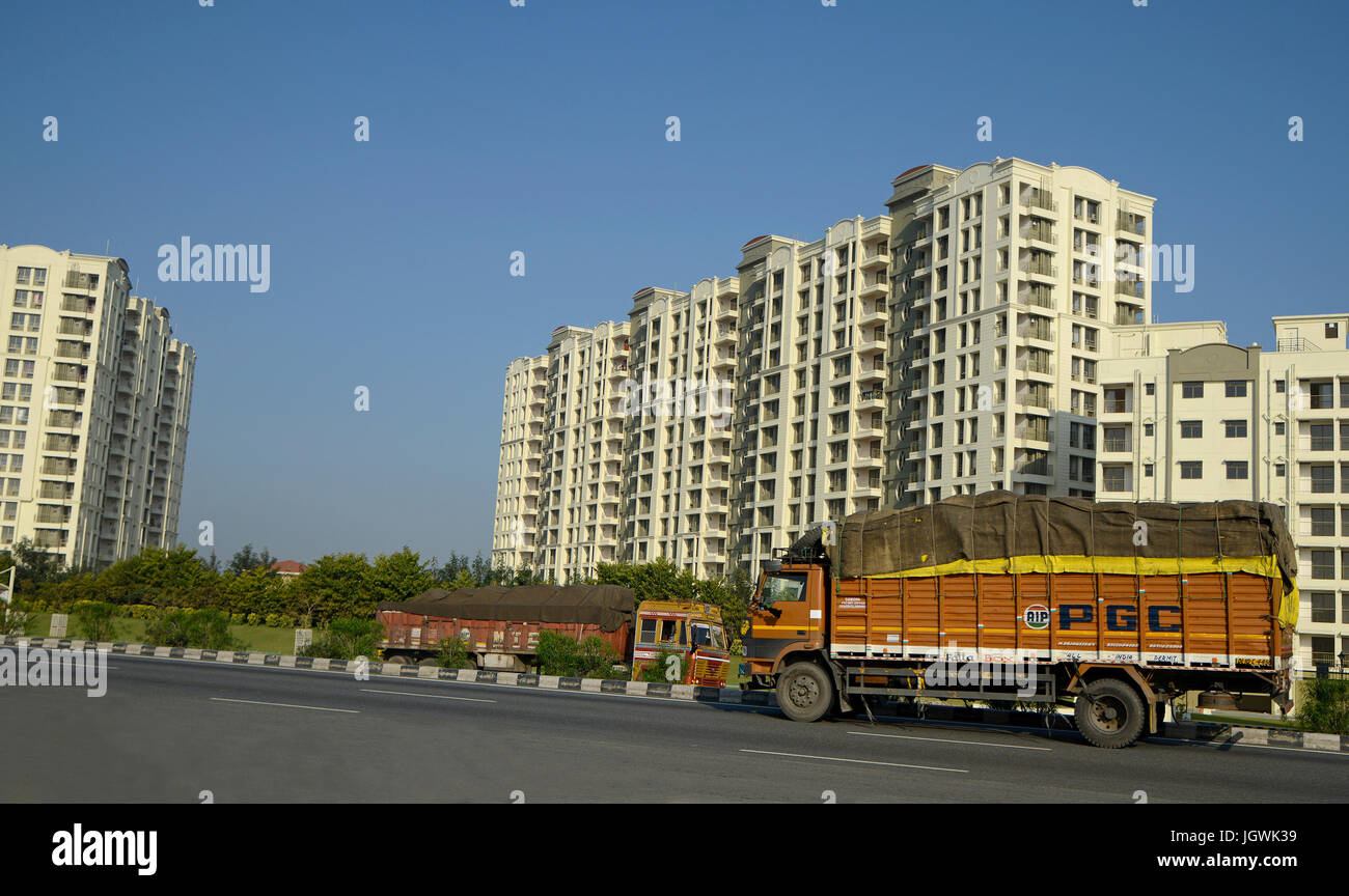 Moderno complesso di edifici di appartamenti su autostrada Foto Stock