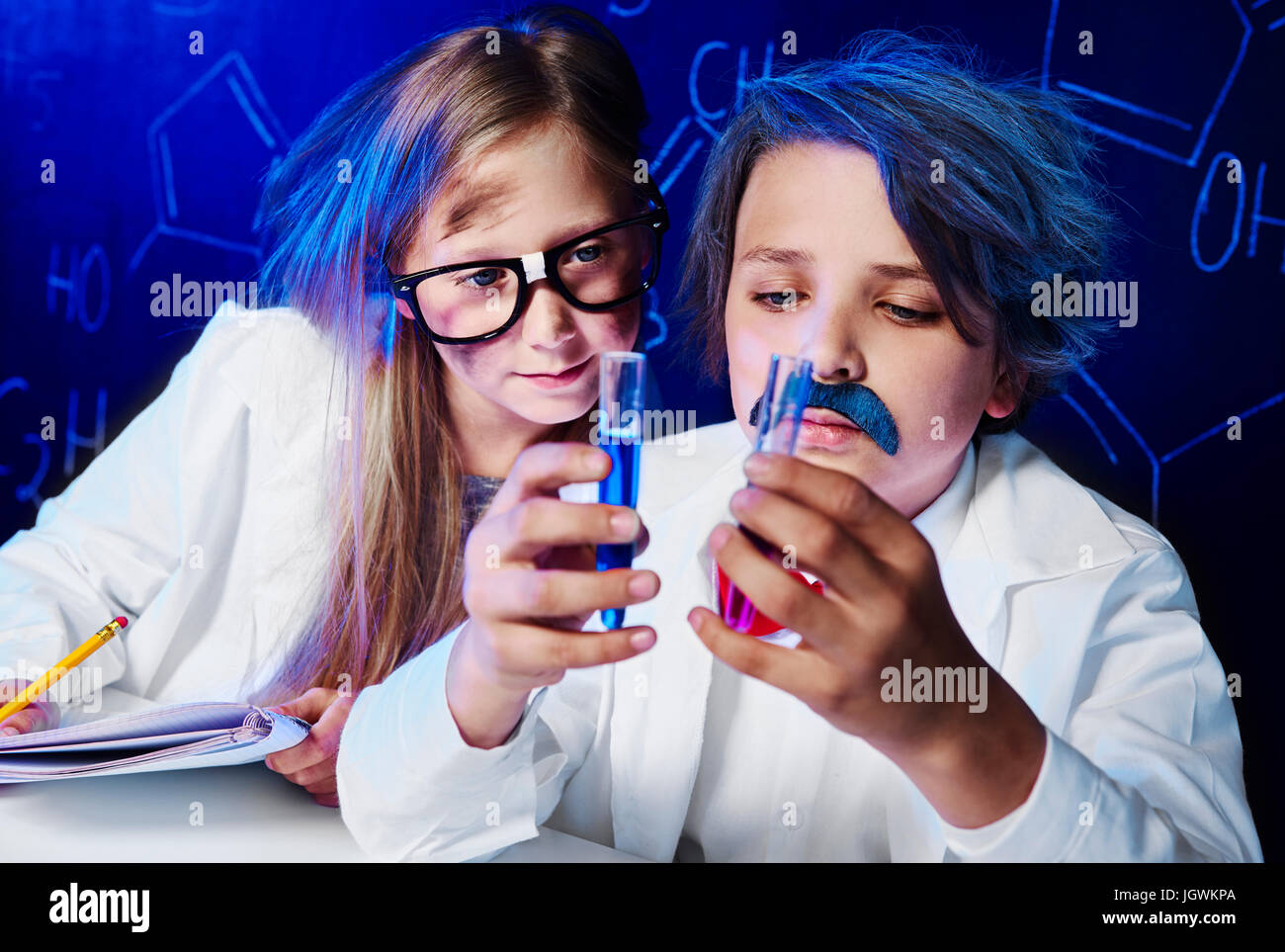 Grave piccoli professori di chimica Foto Stock