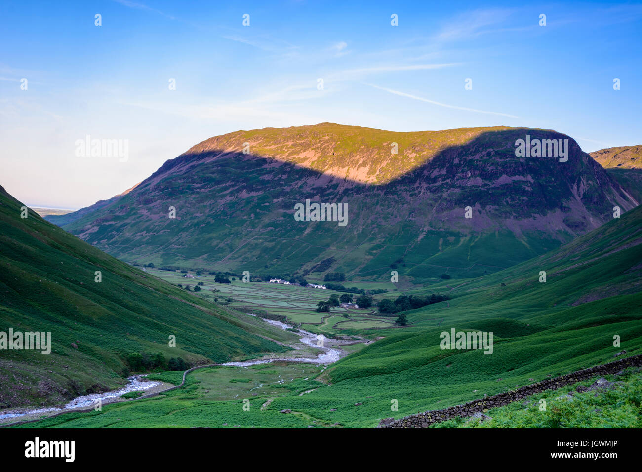 Lingmell beck con Yewbarrow dietro, Testa Wasdale, Lake District, England, Regno Unito Foto Stock