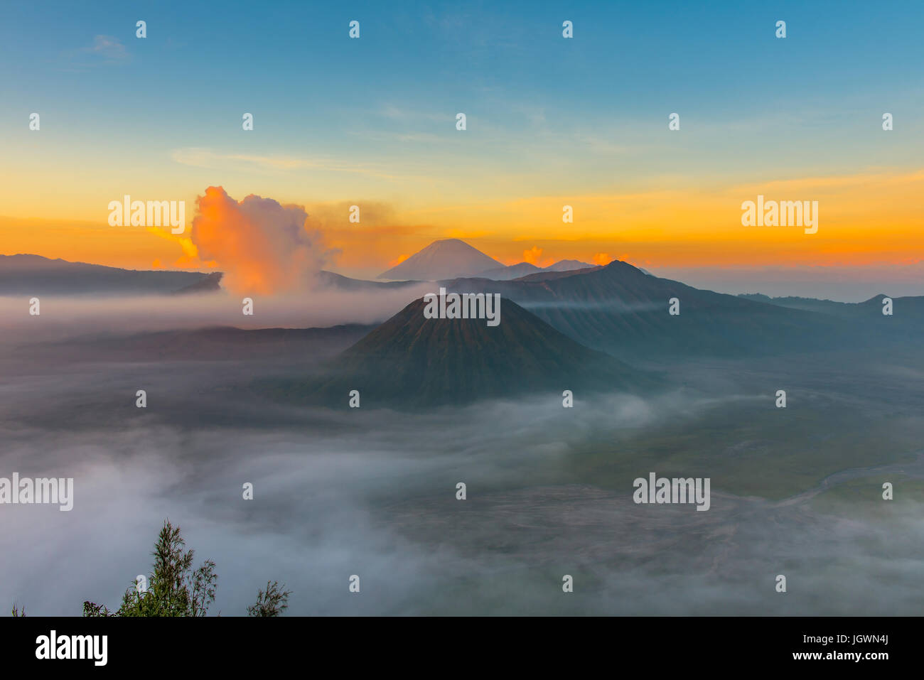 Il monte vulcano Bromo (Gunung Bromo) durante il Sunrise dal punto di vista nella Bromo Tengger Semeru National Park, Java Orientale, Indonesia. Foto Stock