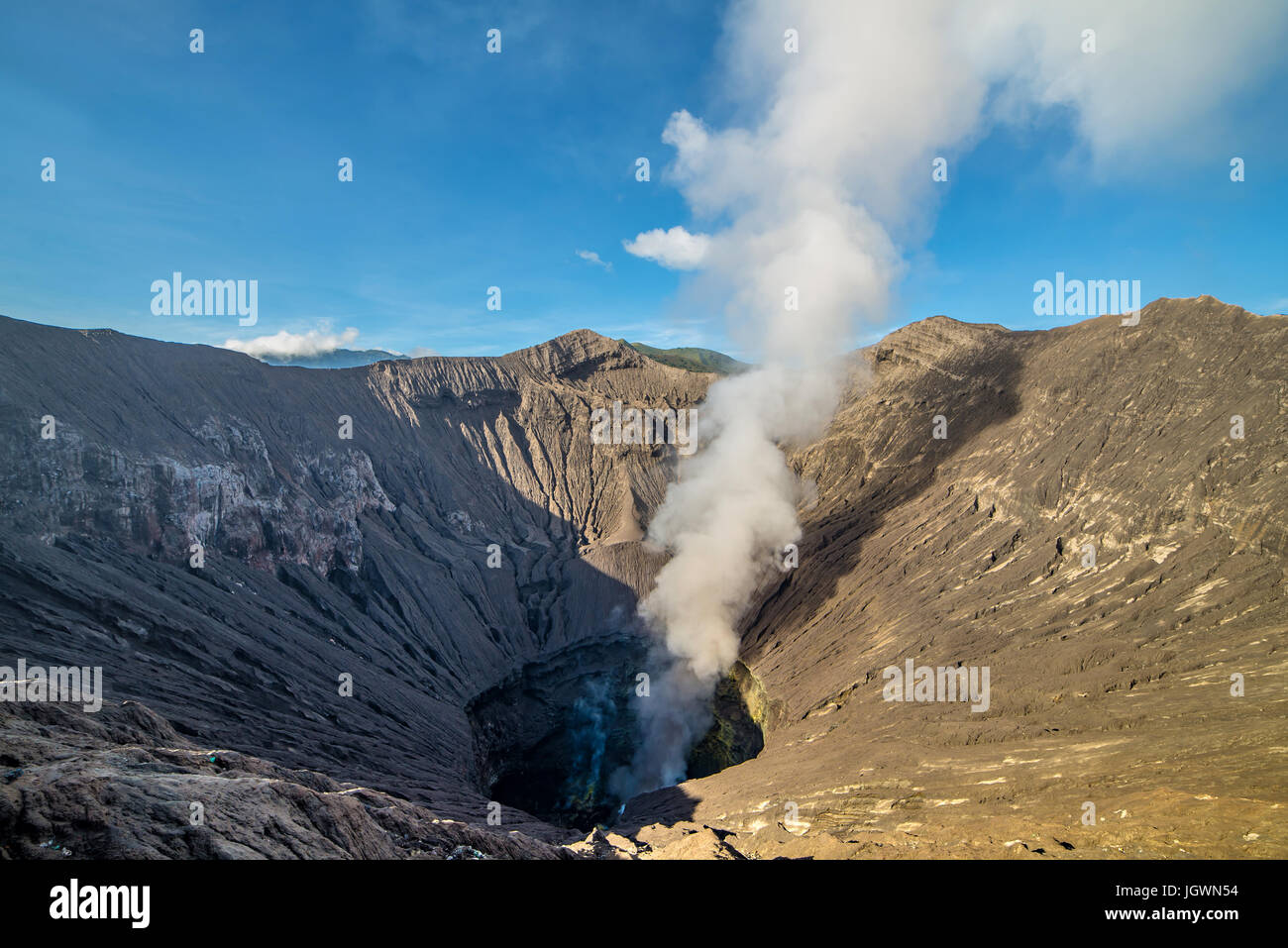 Il monte vulcano Bromo (Gunung Bromo) in bromo Tengger Semeru National Park, Java Orientale, Indonesia. Foto Stock