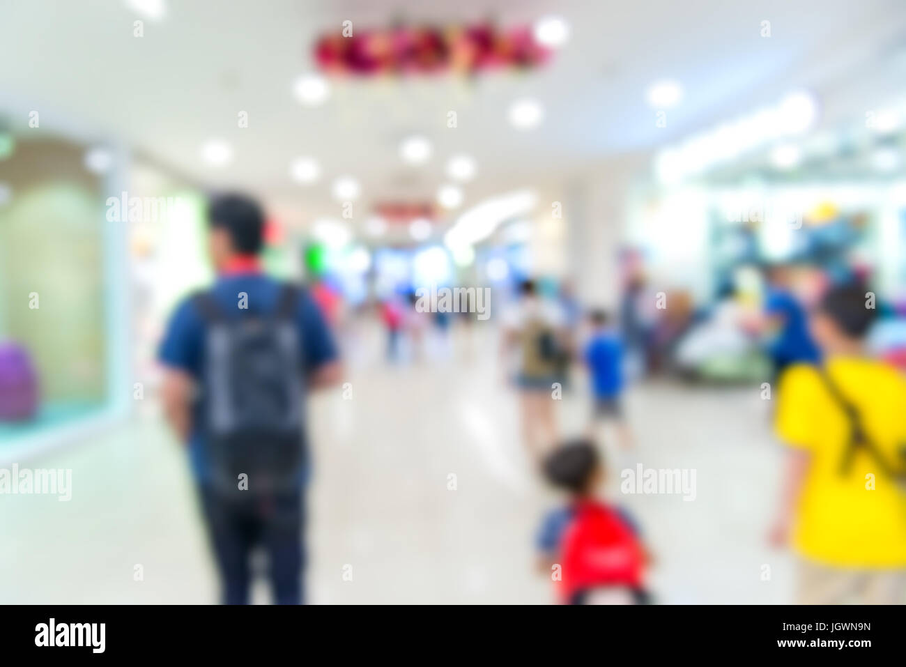 Blur gente camminare nel corridoio del centro business. Foto Stock