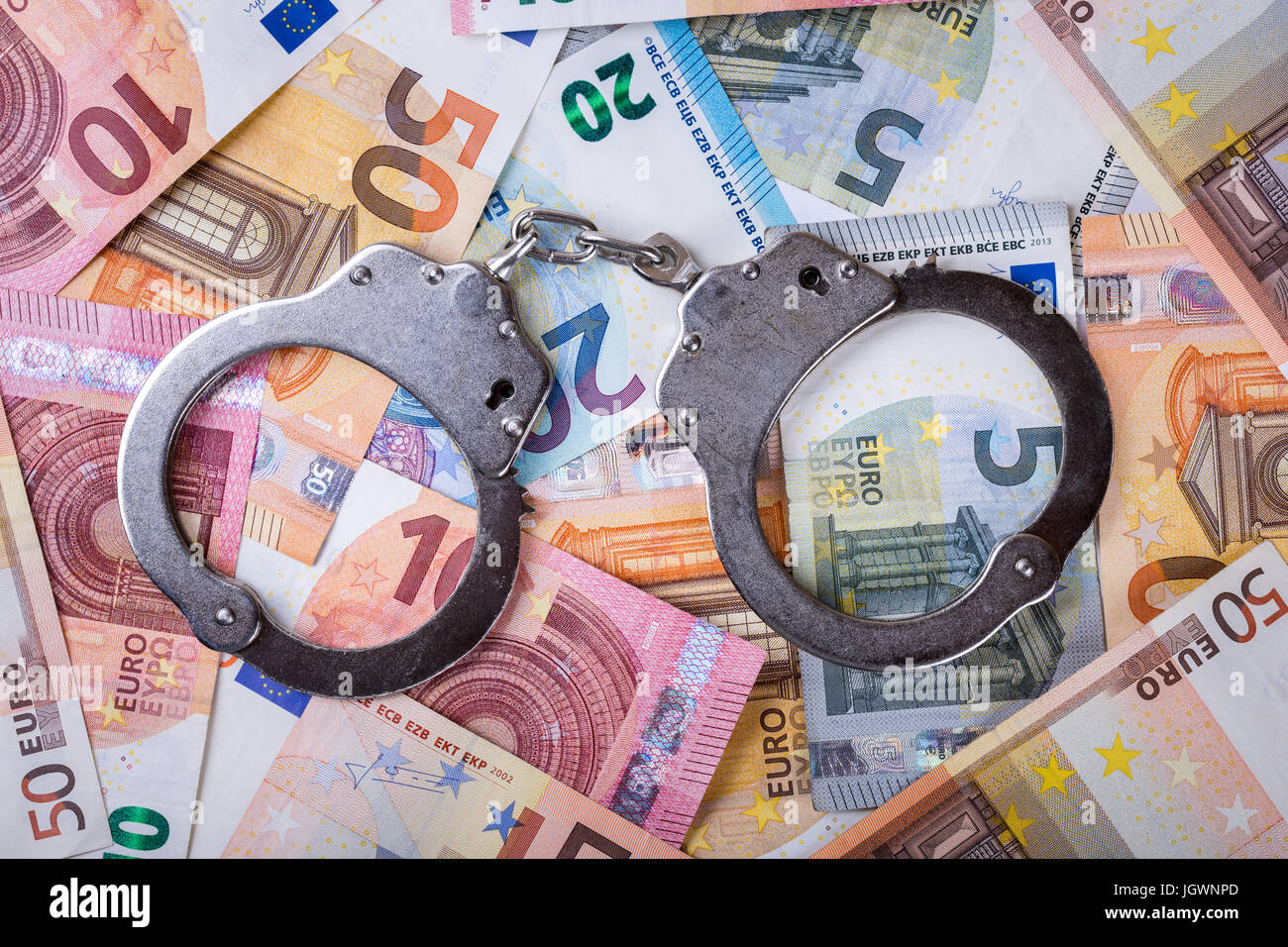 Il denaro sporco e alla corruzione concetto - manette con le fatture in euro Foto Stock