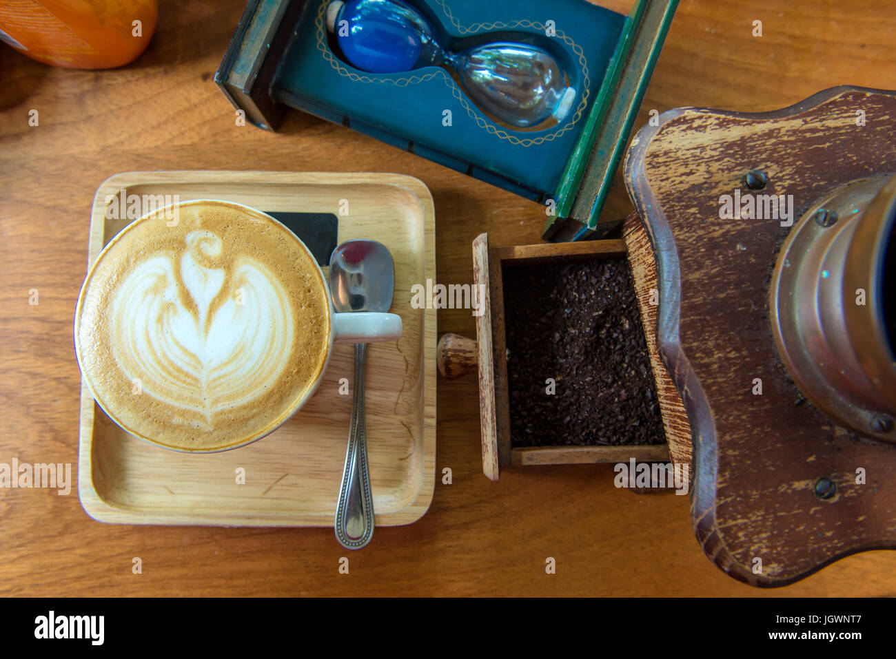 Latte art caffè o cappuccino sul tavolo di legno dello sfondo. Foto Stock