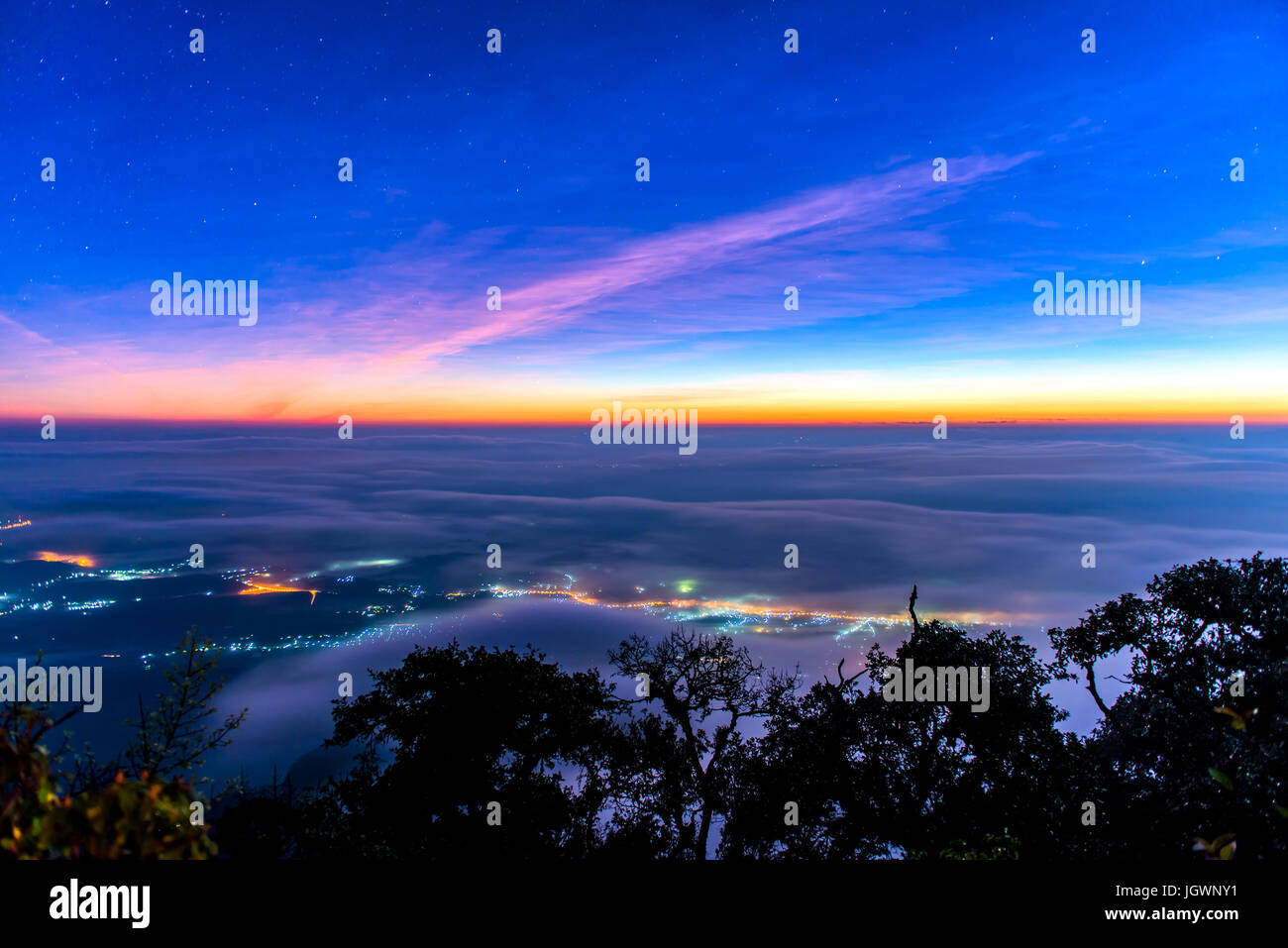 Paesaggio di Alba sulla valle di montagna a Doi Luang Chiang Dao, ChiangMai Thailandia. Foto Stock