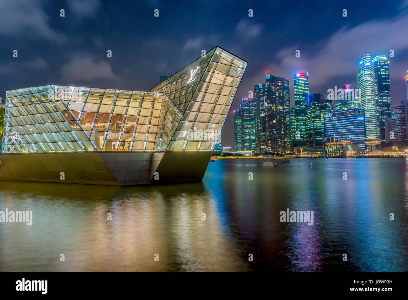 SINGAPORE-Maggio 1, 2017 : paesaggio di Louis Vuitton di marina bay a Singapore di notte Foto Stock