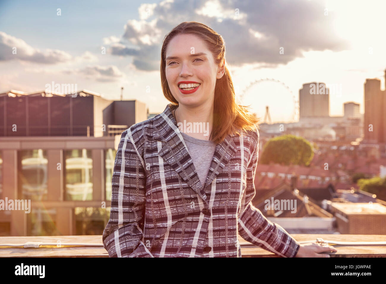 Giovane donna di fronte skyline al partito del tetto in Londra, Regno Unito Foto Stock