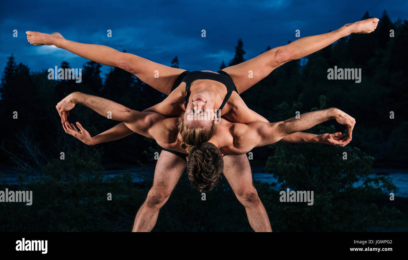Acrobati esibirsi sul palco all'aperto, Bainbridge, Washington, Stati Uniti d'America Foto Stock