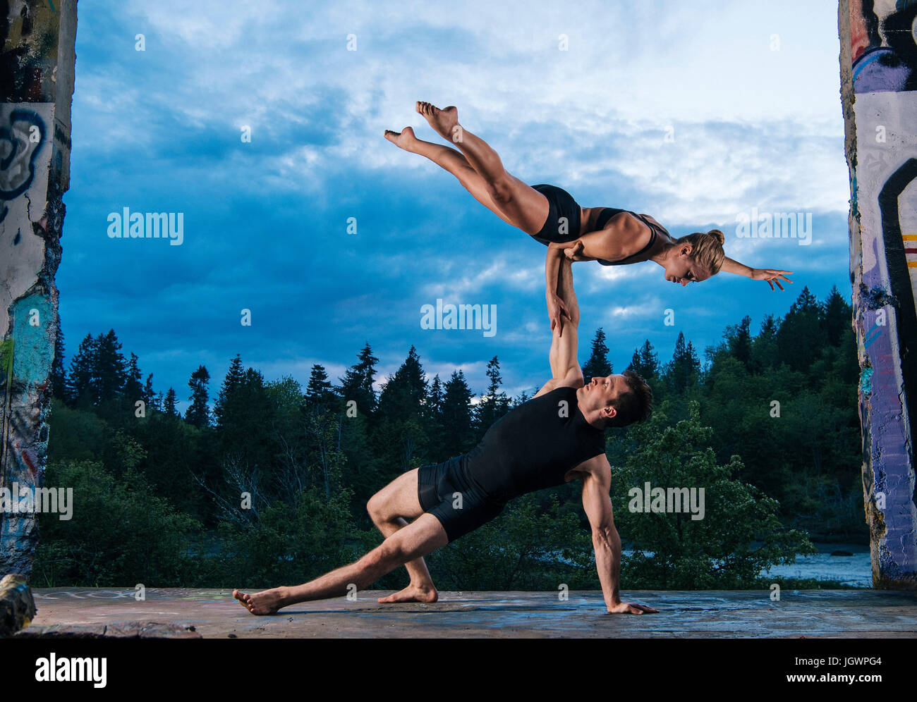Acrobati esibirsi sul palco all'aperto, Bainbridge, Washington, Stati Uniti d'America Foto Stock