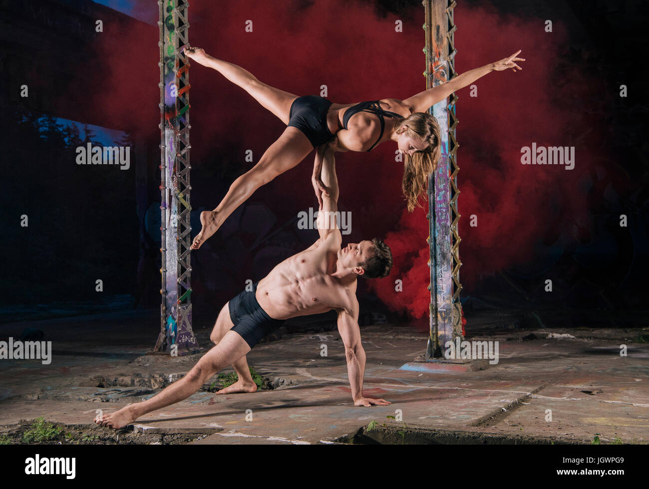 Acrobati esibirsi sul palco all'aperto, Bainbridge, Washington, Stati Uniti d'America Foto Stock