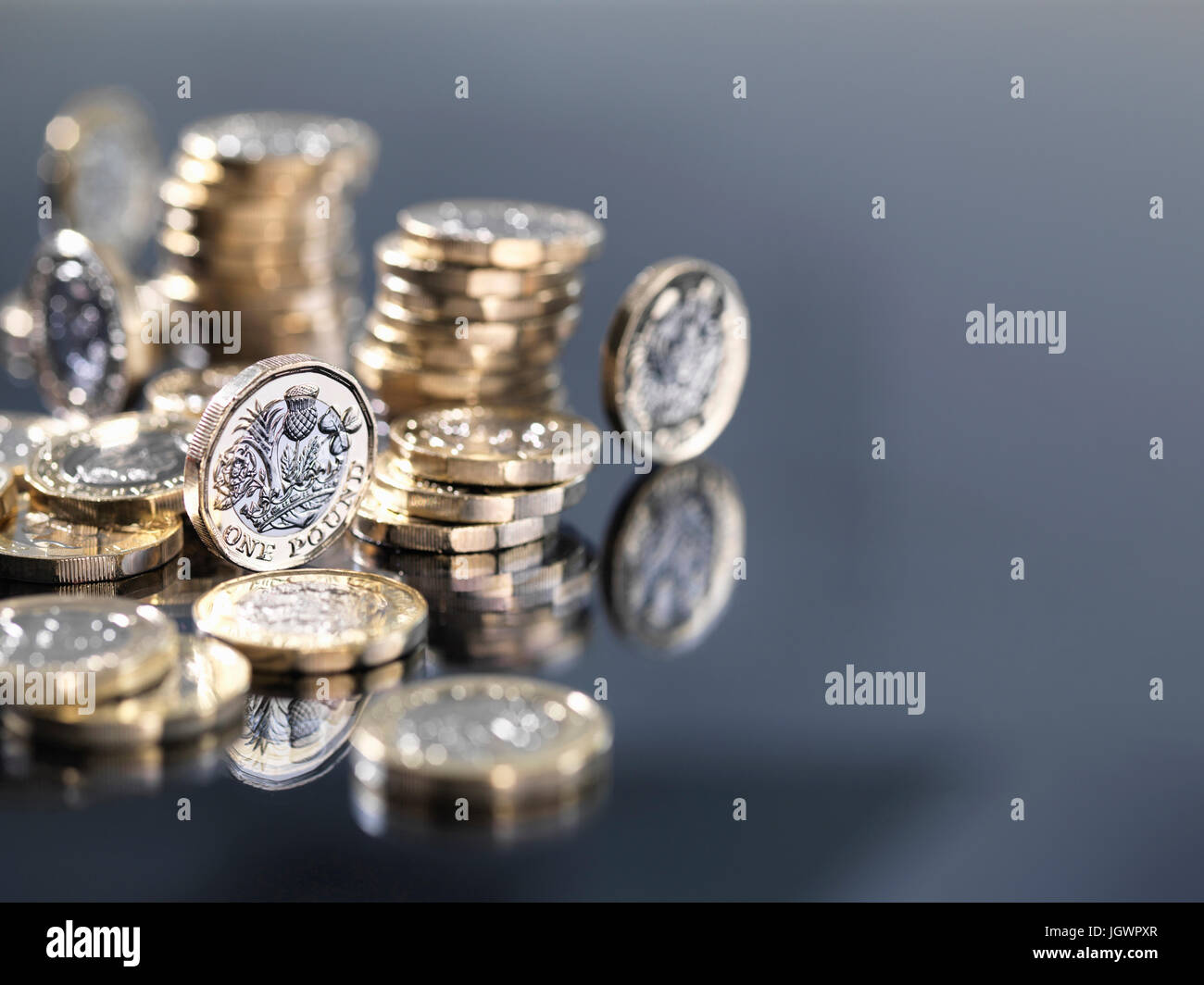 Pila di nuovo British una libbra di monete, close-up Foto Stock