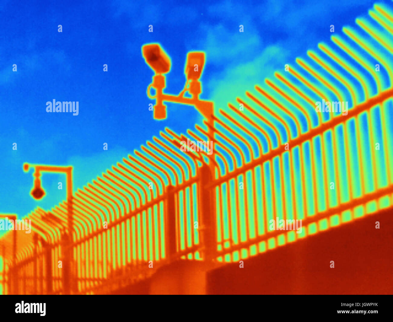 Fotografia termica delle telecamere di sicurezza e la recinzione Foto Stock