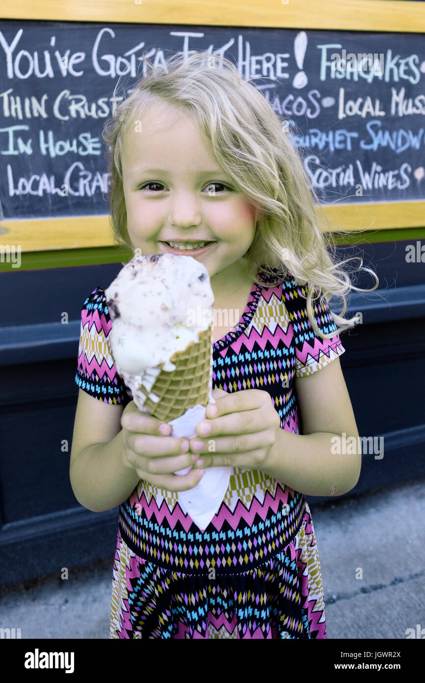 Ritratto di cute capelli biondi ragazza con grande cono gelato Foto Stock