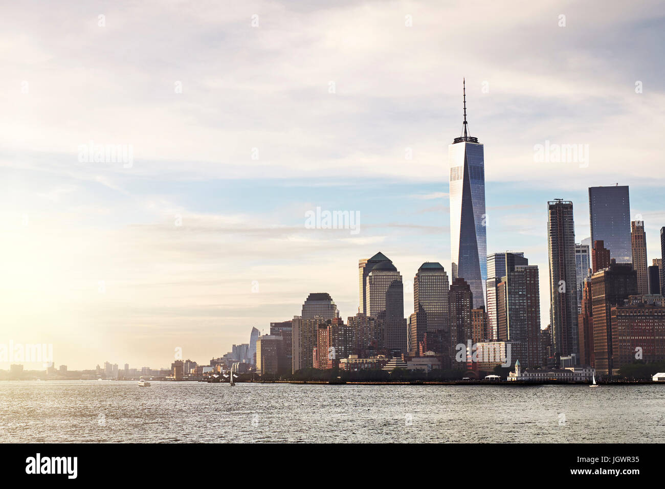 Paesaggio urbano e sullo skyline con One World Trade Center, la parte inferiore di Manhattan, New York, Stati Uniti d'America Foto Stock