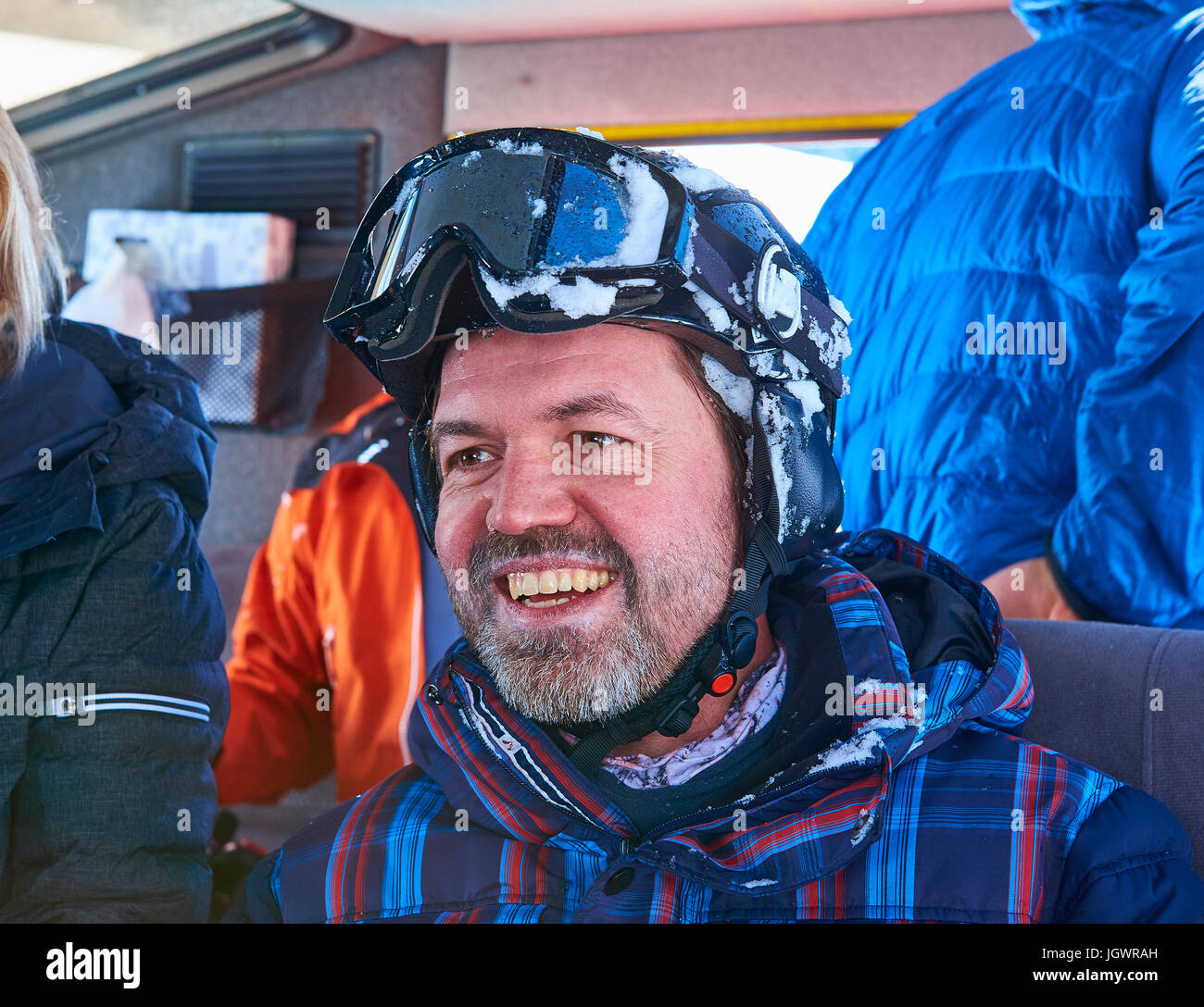 Felice maschio maturo sciatore in snow pullman, Aspen, Colorado, STATI UNITI D'AMERICA Foto Stock