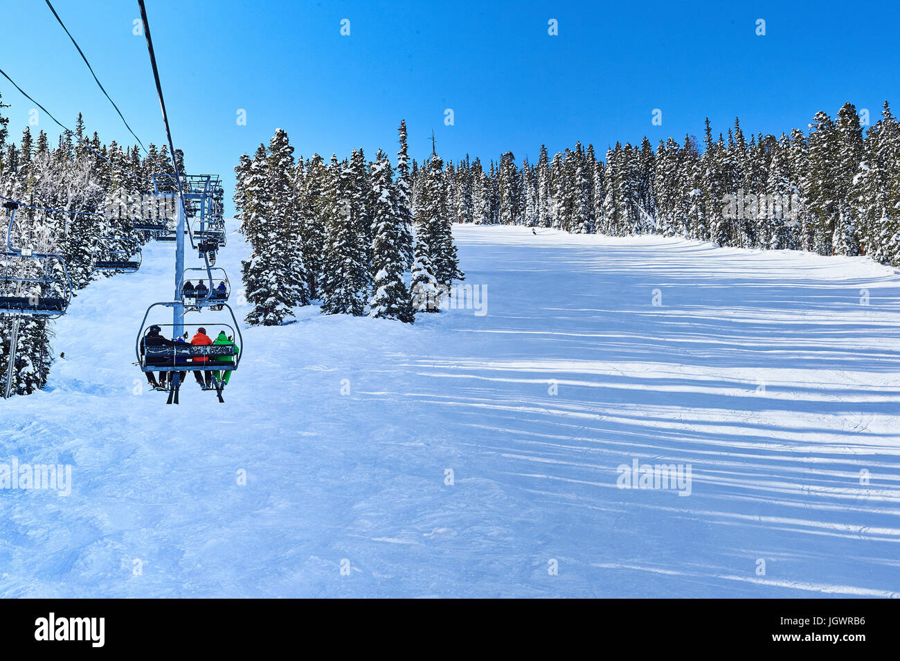 Vista posteriore di sciatori su impianti di risalita fino in movimento paesaggi innevati, Aspen, Colorado, STATI UNITI D'AMERICA Foto Stock