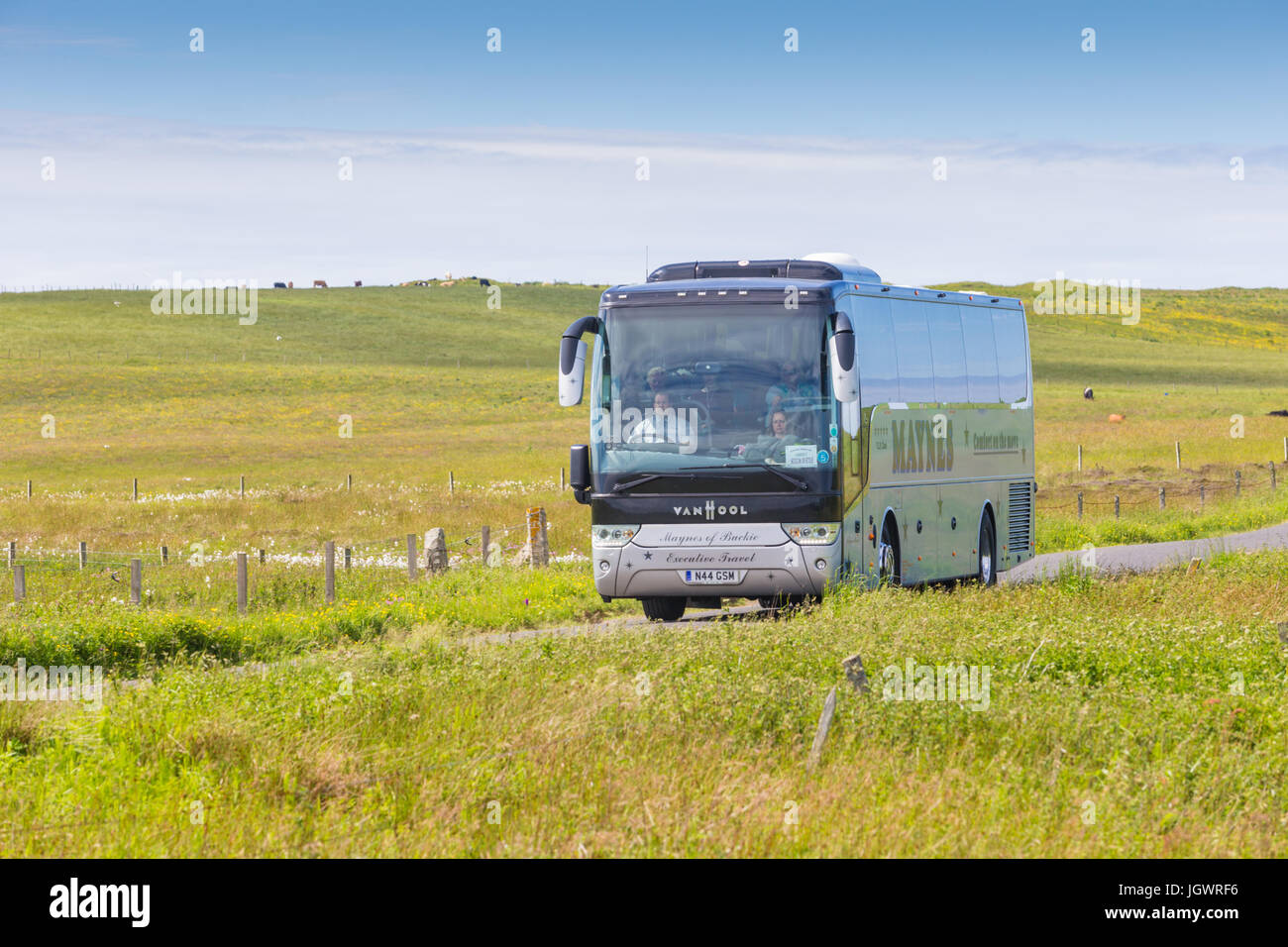 In pullman o in autobus in Orkney che trasportano i turisti in visita a l'anello di Brodgar, Orkney REGNO UNITO Foto Stock
