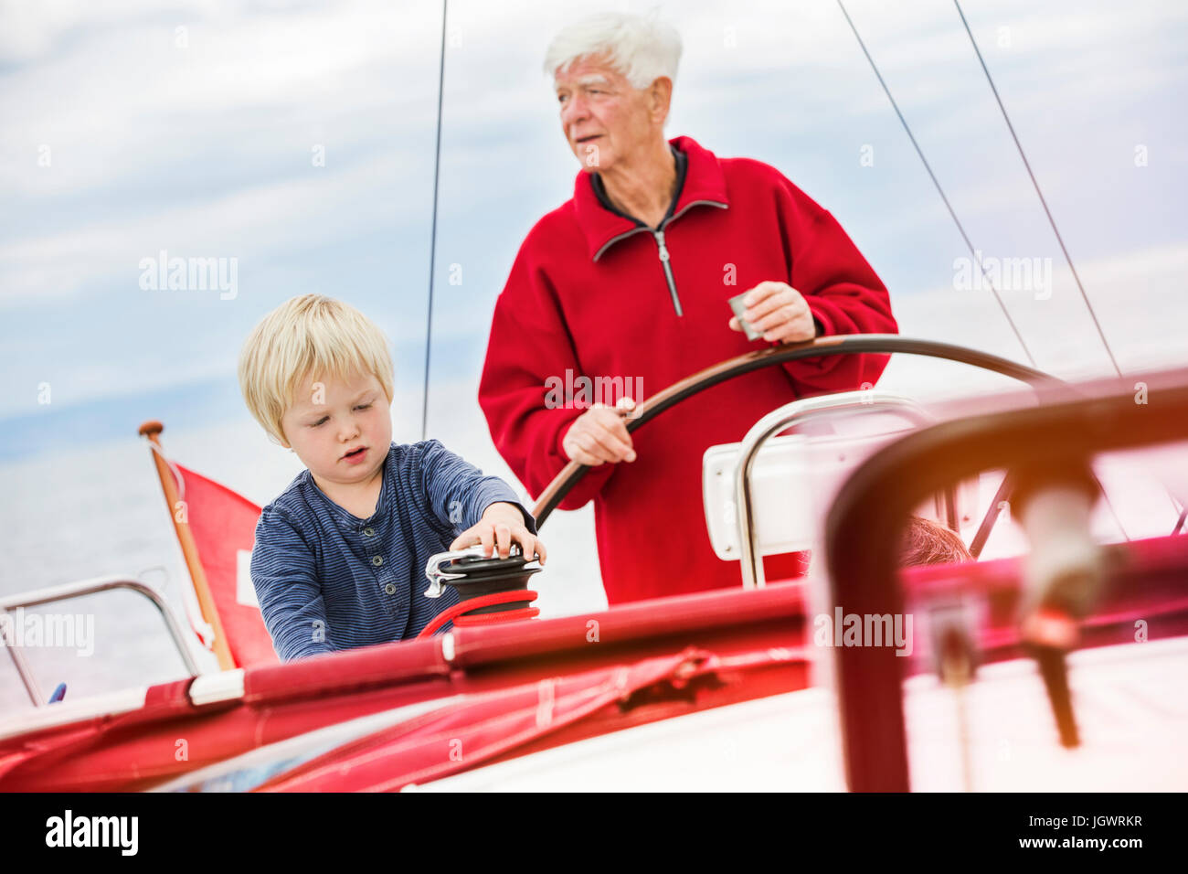 Ragazzo con il bisnonno sulla barca a vela, Ginevra, Svizzera, Europa Foto Stock