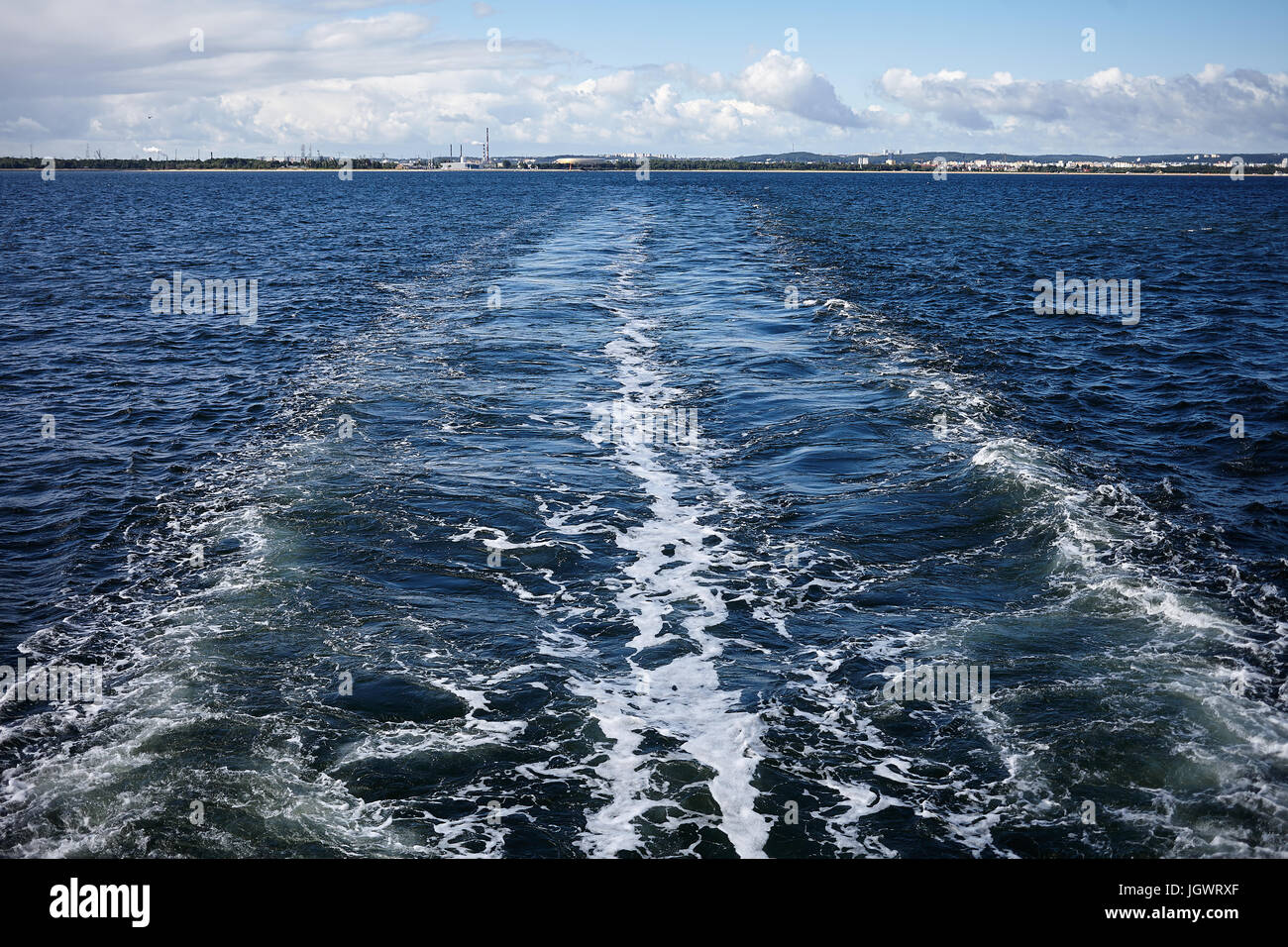 Città di Gdansk visto all'orizzonte dal recipiente alla Baia di Danzica, Polonia settentrionale, luglio 2017. Foto Stock