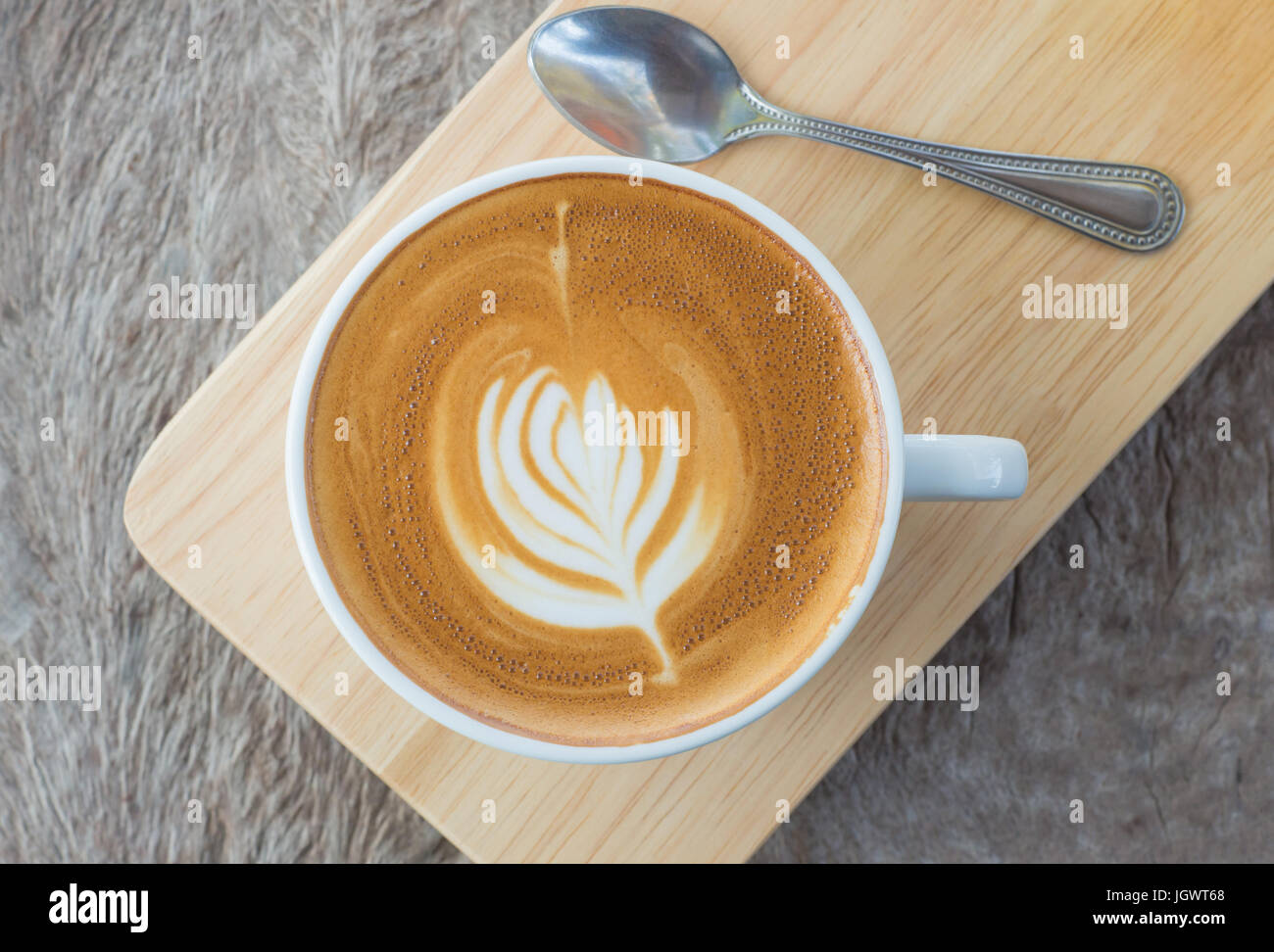 Latte art caffè o cappuccino sul tavolo di legno dello sfondo. Foto Stock