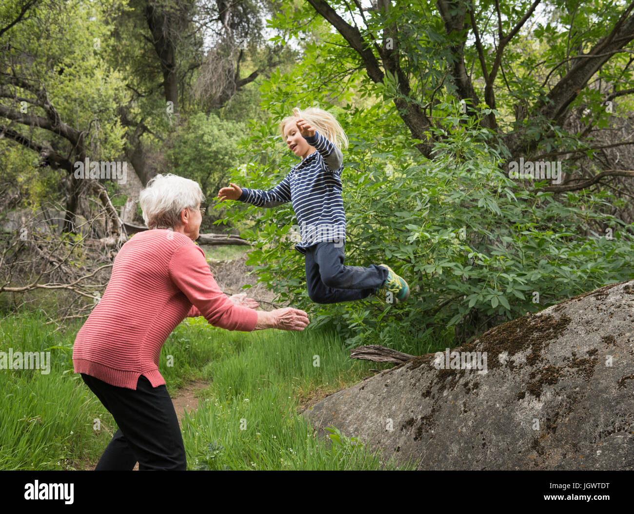 Nipote di saltare fuori in rock nonna, bracci di Sequoia National Park, California, USA Foto Stock