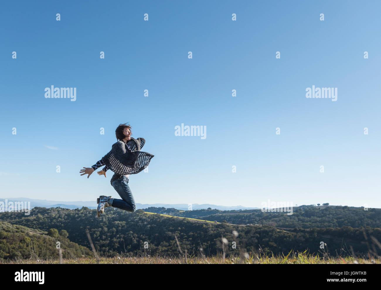 Donna matura in ambiente rurale, salti di gioia, Paso Robles, CALIFORNIA, STATI UNITI D'AMERICA Foto Stock