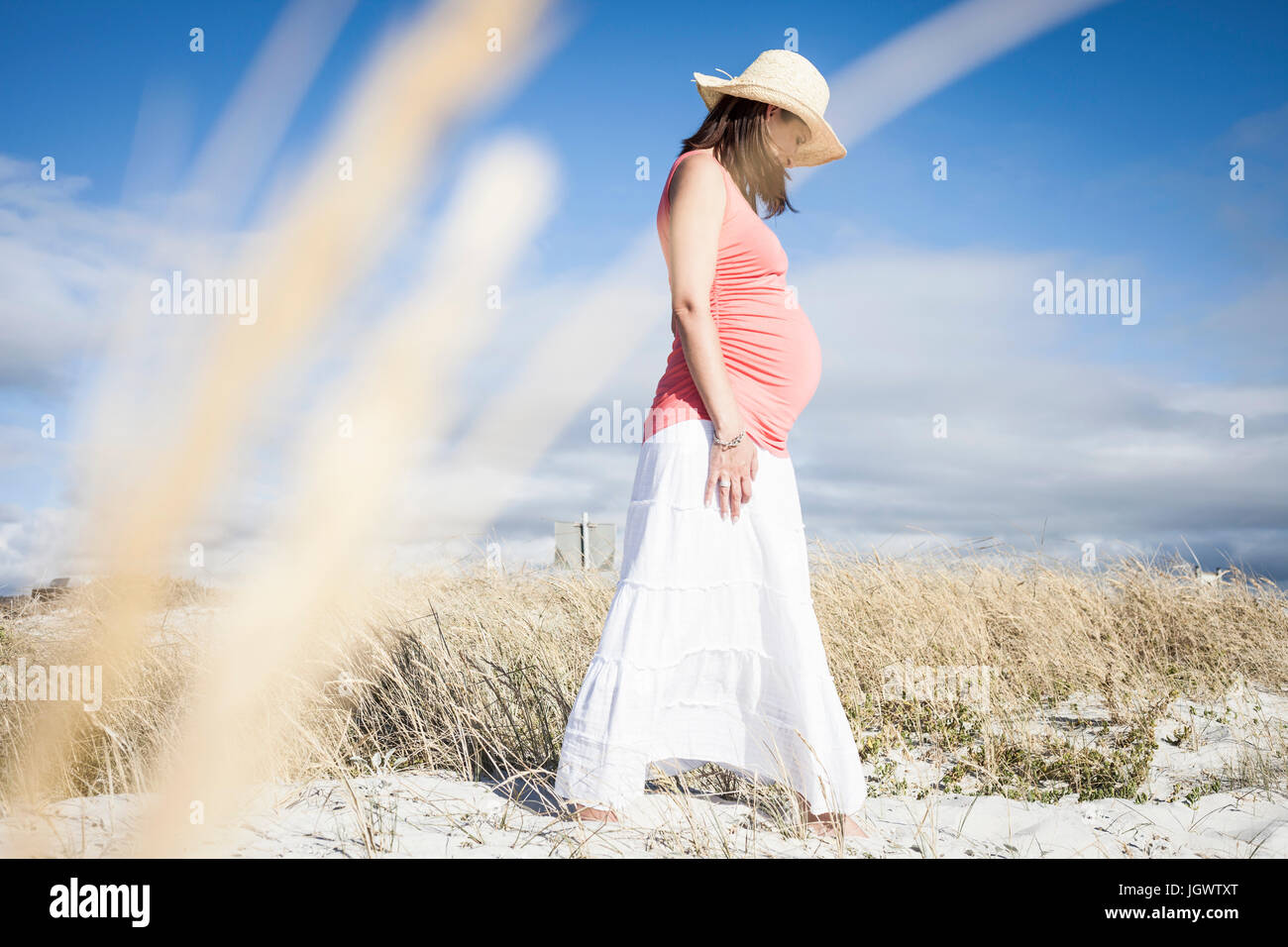 Donna incinta sulla spiaggia, Cape Town, Sud Africa Foto Stock