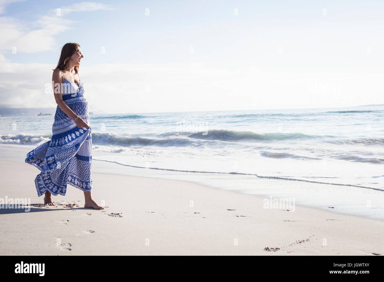 Donna incinta sulla spiaggia, Cape Town, Sud Africa Foto Stock