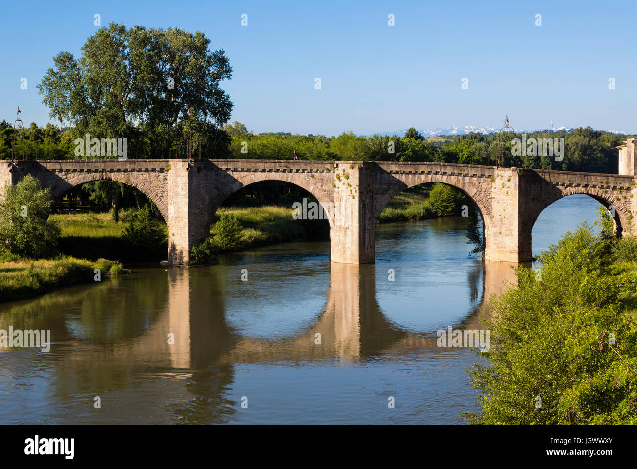 Carcassonne, Languedoc-Roussillon, Francia. Il Ponte Vecchio e il Pont Vieux, che attraversa il fiume L'Aude e collega la città nuova con la vecchia Cite Foto Stock
