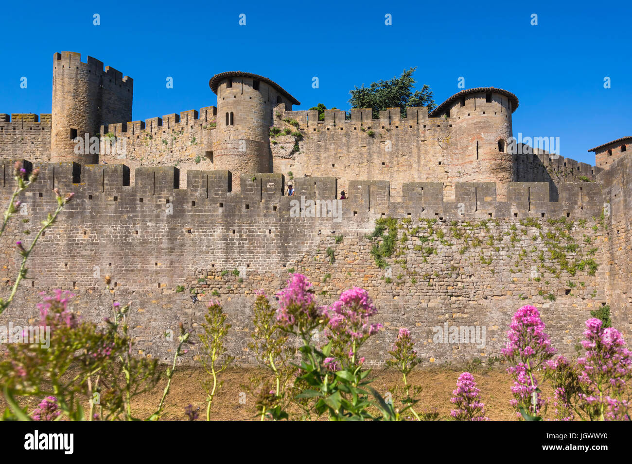 Carcassonne, Languedoc-Roussillon, Francia. Mura e torri e bastioni della Cite de Carcassonne che è un sito Patrimonio Mondiale dell'UNESCO. Foto Stock