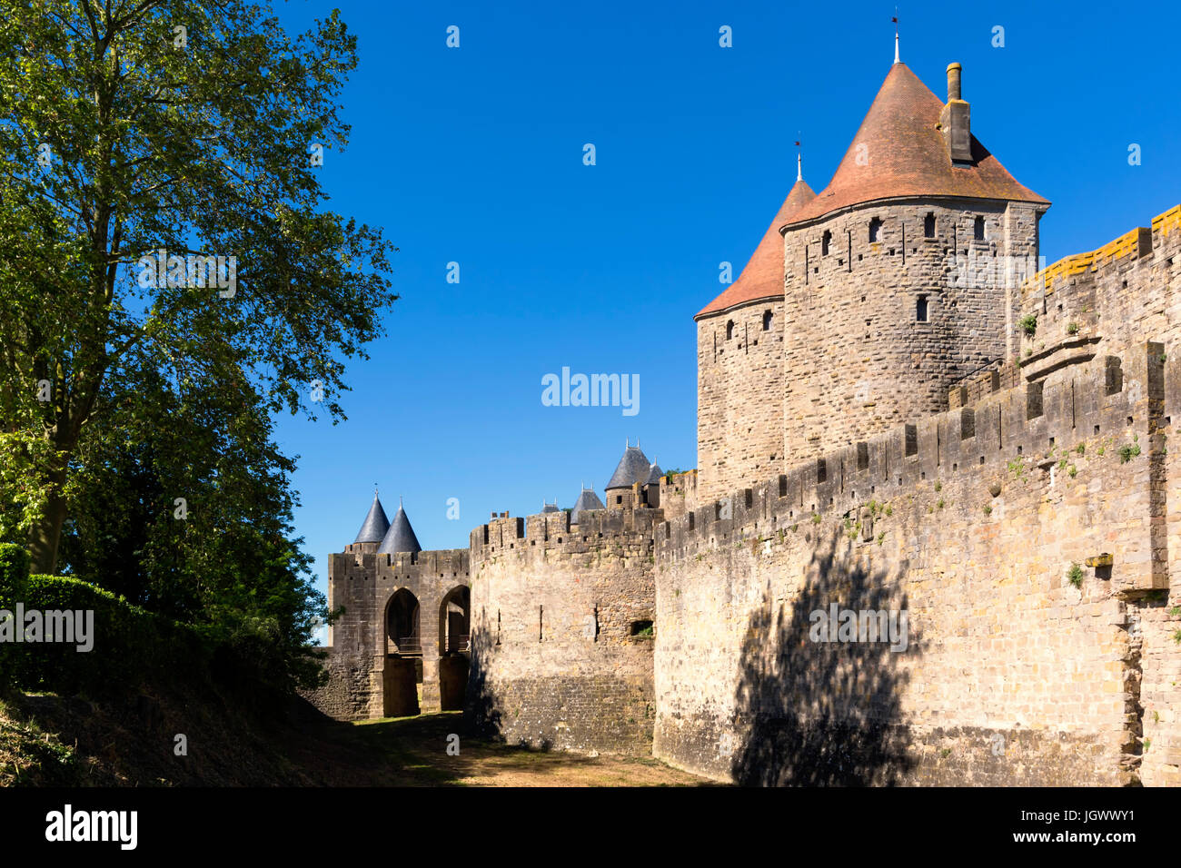 Carcassonne, Languedoc-Roussillon, Francia. Mura e torri e bastioni della Cite de Carcassonne che è un sito Patrimonio Mondiale dell'UNESCO. Foto Stock