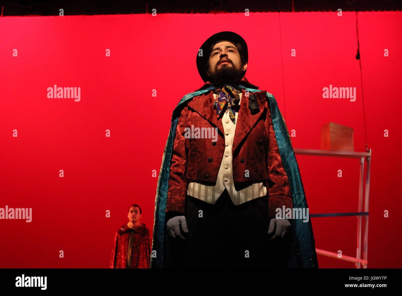 Un attore con la passione, l'emozione e il coraggio di prendere su Spotlight. Il teatro è un arte che può avere un fortissimo senso a. È magica..... Foto Stock