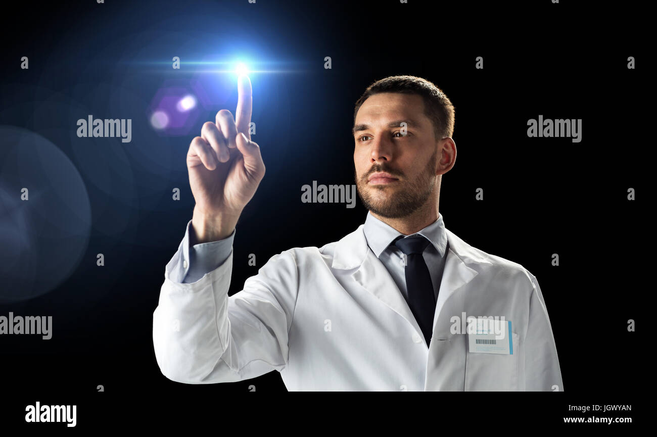 Medico o scienziato in camice bianco con luce laser Foto Stock