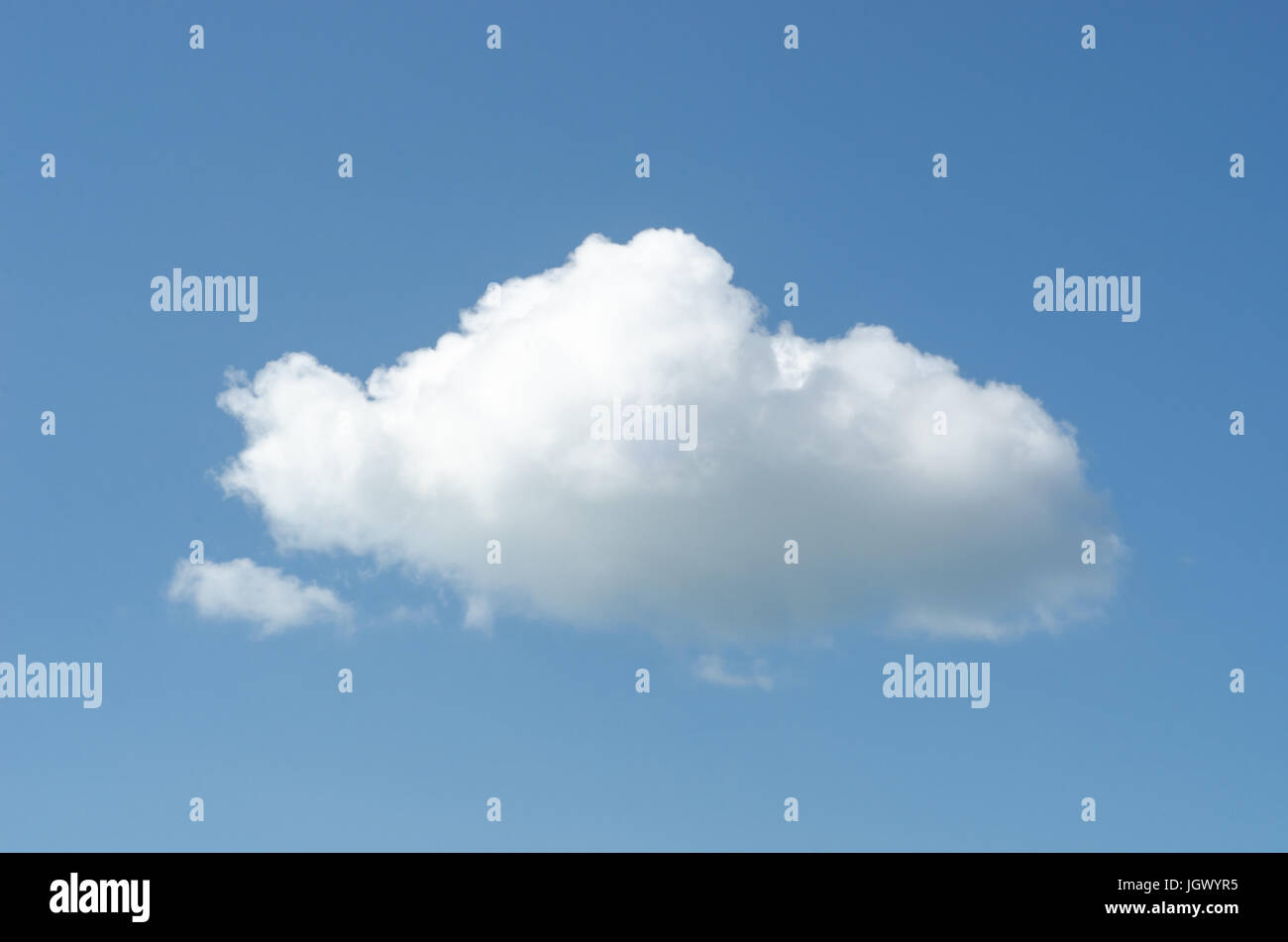 Un bianco grande nube soffice galleggianti in un cielo blu. Foto Stock