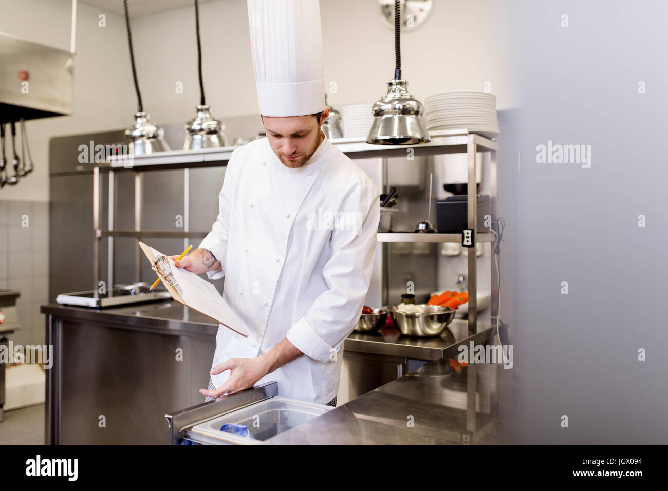 Chef con appunti di fare l'inventario in cucina Foto stock - Alamy