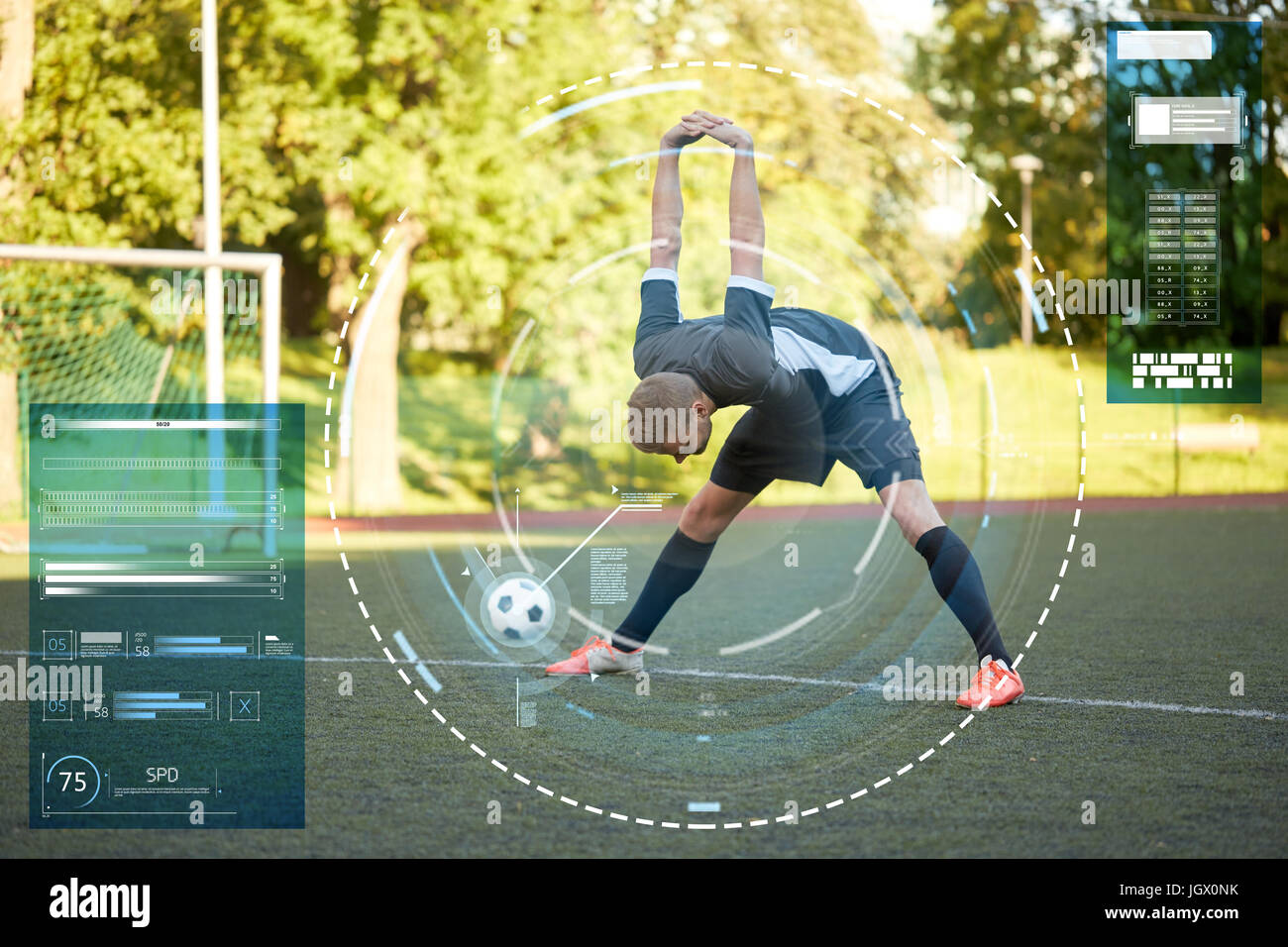 Giocatore di calcio lo stiramento della gamba sul campo da calcetto Foto Stock