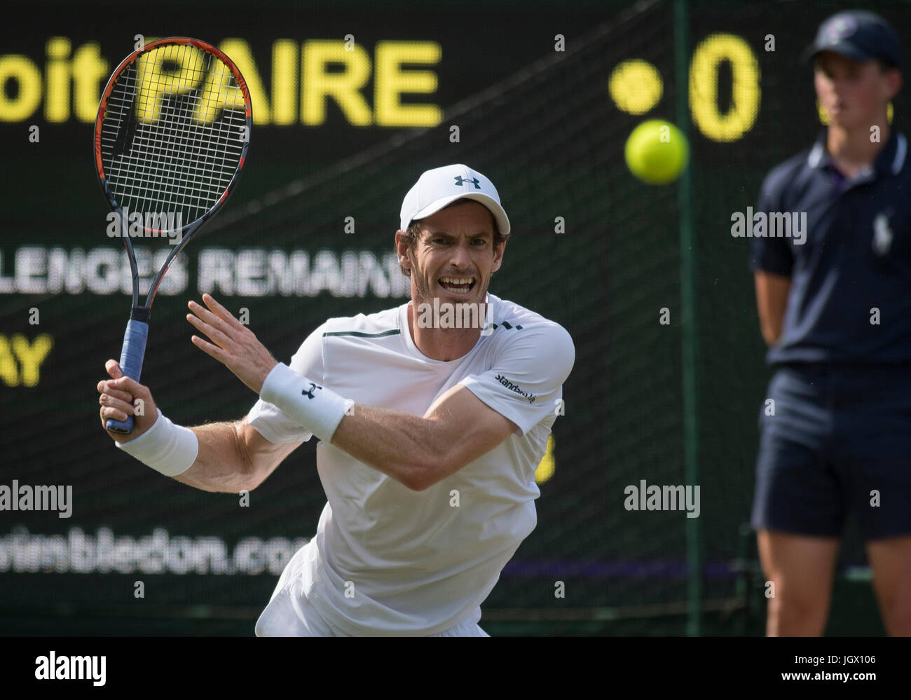 Il torneo di Wimbledon, Londra, Regno Unito. 10 Luglio, 2017. Il torneo di Wimbledon Tennis Championships 2017 tenutosi presso il All England Lawn Tennis e Croquet Club di Londra, Inghilterra, Regno Unito. GENTLEMEN'S SINGLES - quarto round Andy Murray (GBR) [1] v Benoit Paire (FRA) sul Centre Court. Nella foto:- Andy Murray. Credito: Duncan Grove/Alamy Live News Foto Stock
