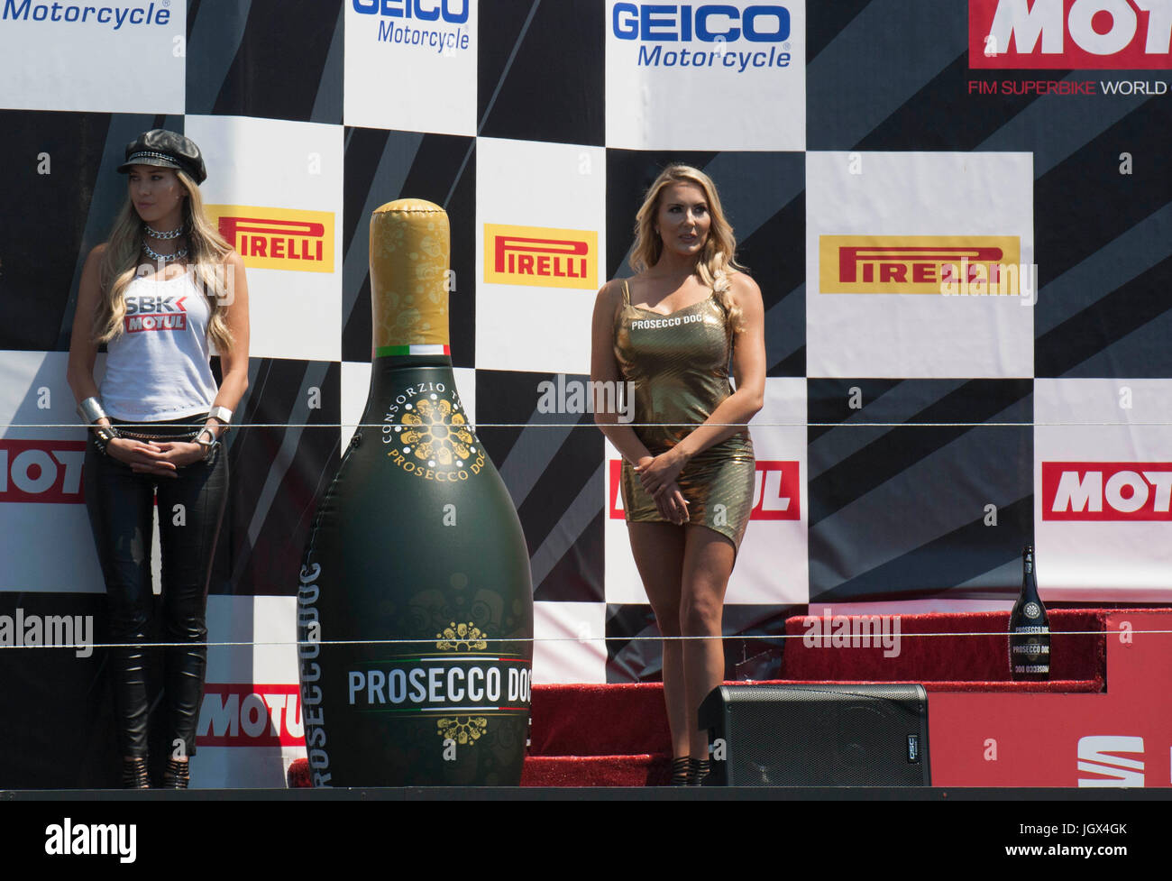 Lug 09 2017 Monterey, CA, U.S.A. SBK Motul ragazze al podio il Motul SBK FIM Superbike World Championship Geico U.S. Round di Mazda Raceway Laguna Seca Monterey, CA Thurman James/CSM Foto Stock