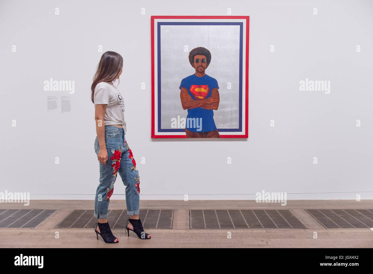 La Tate Modern di Londra, Regno Unito. 11 Luglio, 2017. Anima di una Nazione: Arte nell'epoca del Black Power. Un punto di riferimento mostra esplorare che cosa vuol dire essere un artista nero durante il movimento per i diritti civili e la nascita del Black Power. Con più di 150 opere di 60 artisti, questa mostra è un opportuna occasione per vedere come American identità culturale è stato sagomato in corrispondenza di un tempo di disordini sociali e cambiamento politico. Foto: Icona per il mio uomo Superman, 1969. Barkley Hendricks. Raccolta di Liz e Eric Lefkofsky. Credito: Malcolm Park / Alamy Live News. Foto Stock