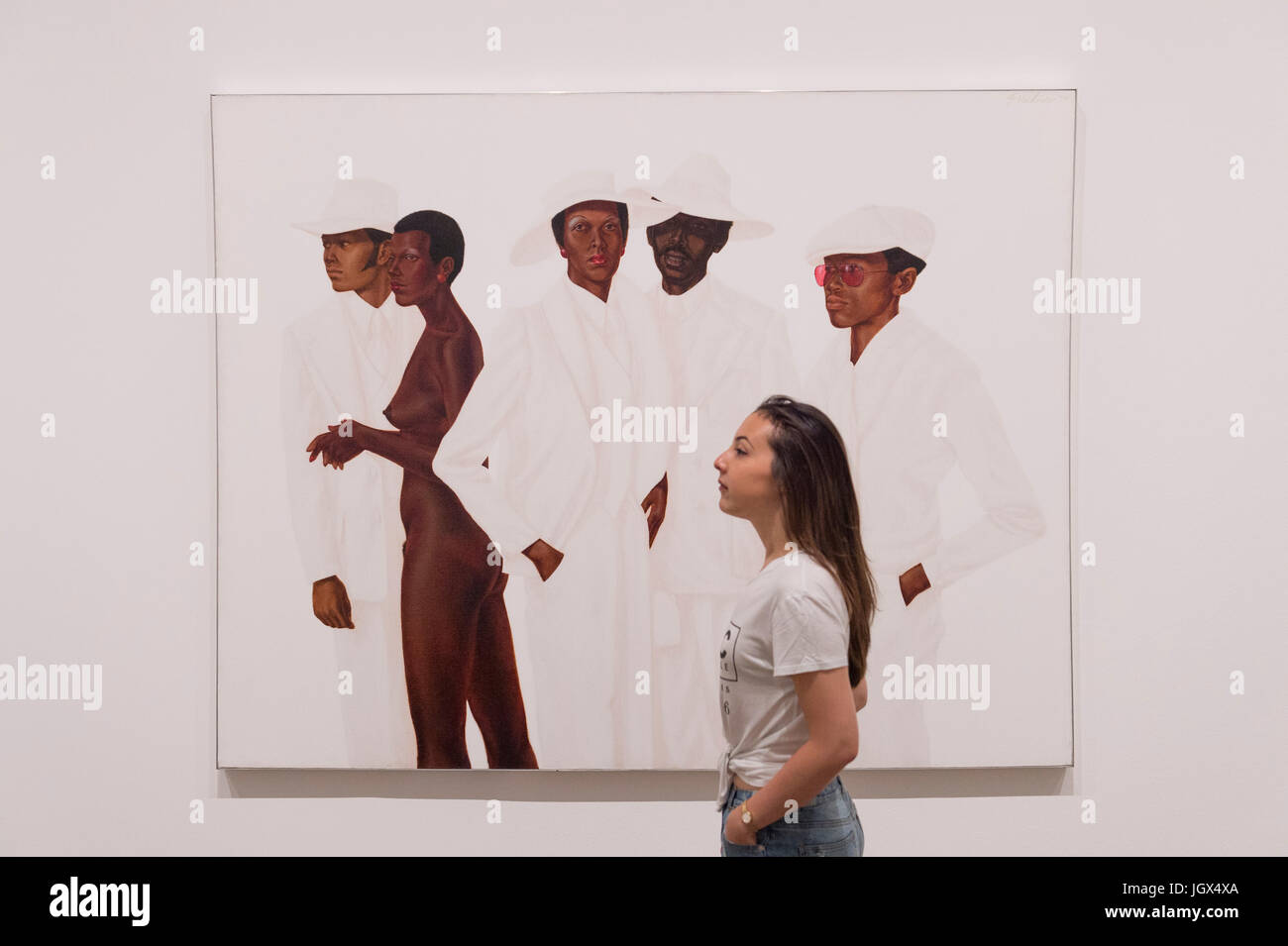 La Tate Modern di Londra, Regno Unito. 11 Luglio, 2017. Anima di una Nazione: Arte nell'epoca del Black Power. Un punto di riferimento mostra esplorare che cosa vuol dire essere un artista nero durante il movimento per i diritti civili e la nascita del Black Power. Con più di 150 opere di 60 artisti, questa mostra è un opportuna occasione per vedere come American identità culturale è stato sagomato in corrispondenza di un tempo di disordini sociali e cambiamento politico. Foto: cosa sta succedendo, 1974. Barkley Hendricks. Megan & Hunter grigio. Credito: Malcolm Park / Alamy Live News. Foto Stock