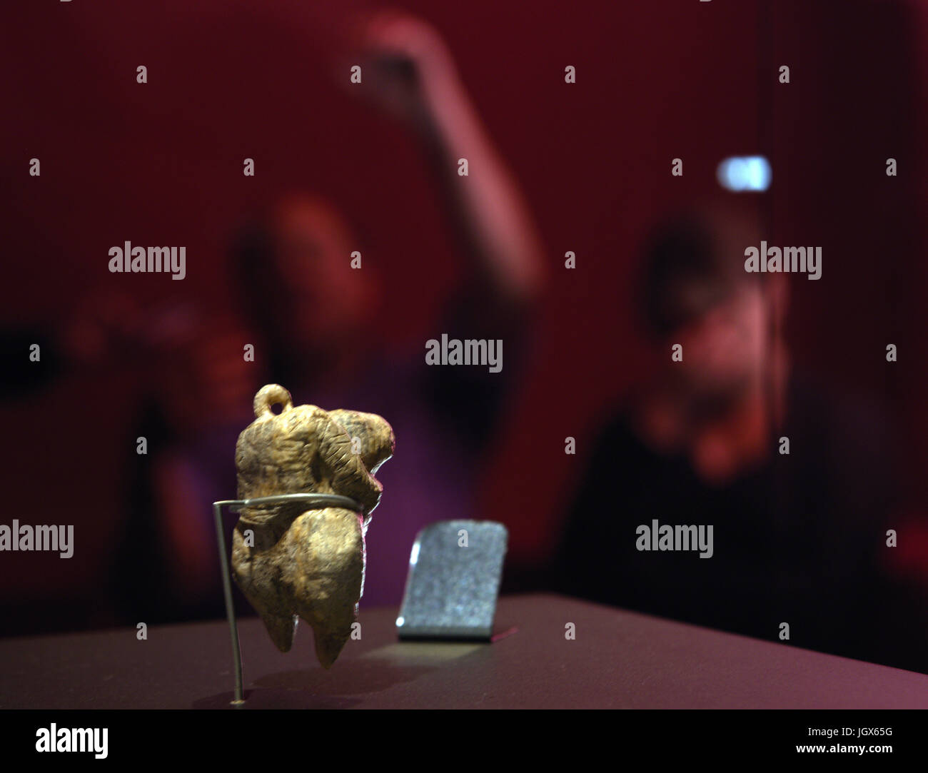 Blaubeuren, Germania. Il 20 maggio 2017. Archivio - la "Venere di Hohle Fels" in un caso di visualizzazione nel Museo Preistorico di Blaubeuren, Germania, 20 maggio 2017. Le prime tracce di arte e di attività musicale nella storia dell'umanità sono stati scoperti durante gli scavi archeologici nel Swabian Alb. L'Unesco è ora discutendo se per dotare la zona con il patrimonio mondiale Unesco lo stato. Foto: Stefan Puchner/dpa/Alamy Live News Foto Stock